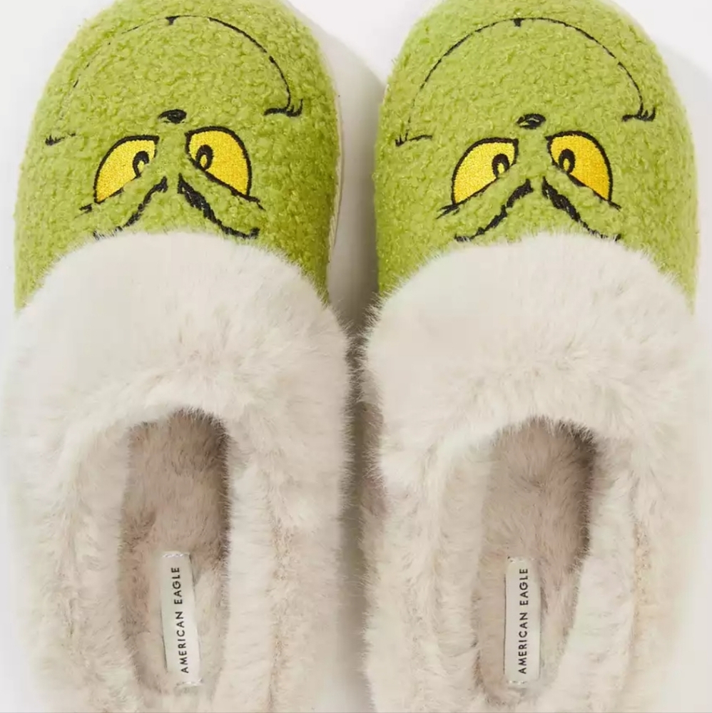 AMERICAN EAGLE GRINCH SLIPPERS SIZE 9 comes with free cloth bag